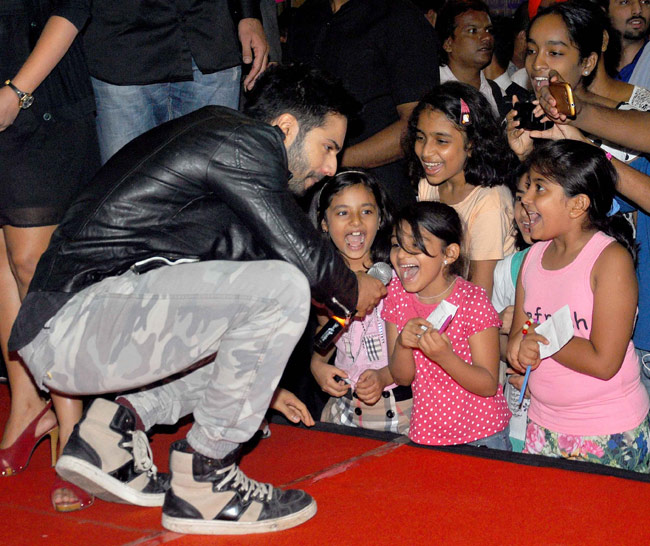 फिल्म प्रमोशन के दौरान 'हम्प्टी' वरुण और 'दुल्हनिया' आलिया की मस्ती!