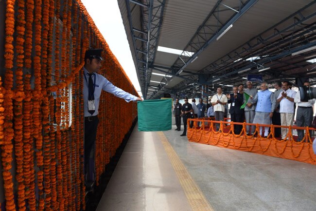 तस्‍वीरों में देखिए, पीएम मोदी की पहली कश्मीर यात्रा