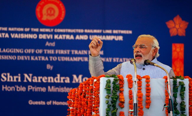 तस्‍वीरों में देखिए, पीएम मोदी की पहली कश्मीर यात्रा