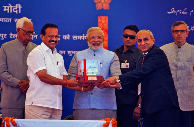 तस्‍वीरों में देखिए, पीएम मोदी की पहली कश्मीर यात्रा