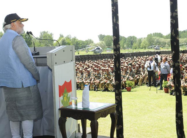 तस्‍वीरों में देखिए, पीएम मोदी की पहली कश्मीर यात्रा