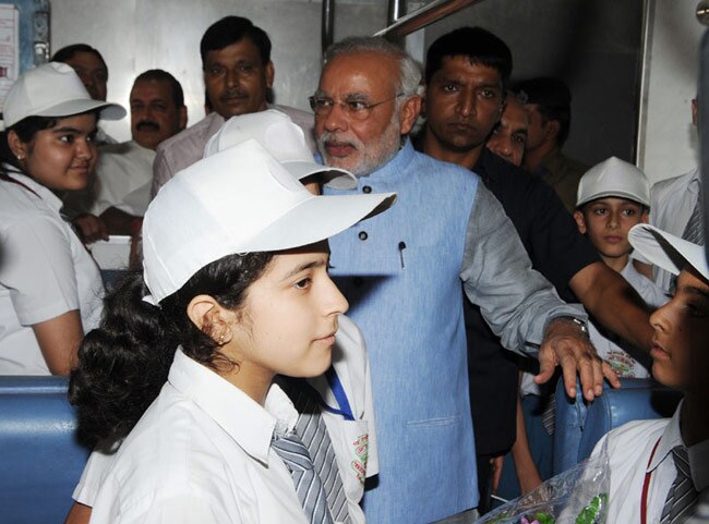 तस्‍वीरों में देखिए, पीएम मोदी की पहली कश्मीर यात्रा