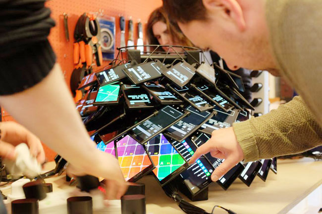 इस स्‍कर्ट में जड़े हैं 80 NOKIA LUMIA स्मार्टफोन