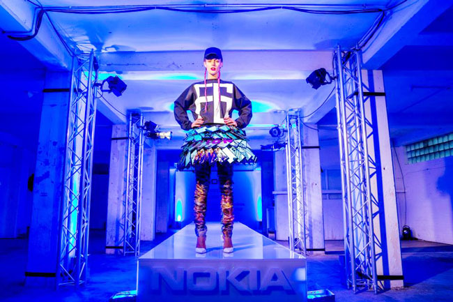 इस स्‍कर्ट में जड़े हैं 80 NOKIA LUMIA स्मार्टफोन