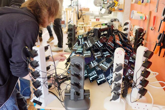 इस स्‍कर्ट में जड़े हैं 80 NOKIA LUMIA स्मार्टफोन