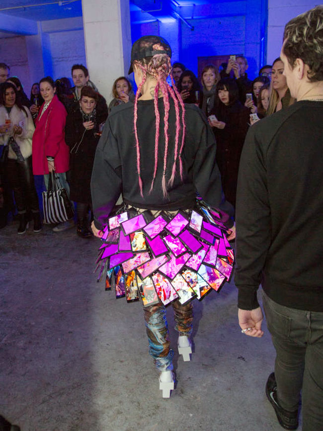 इस स्‍कर्ट में जड़े हैं 80 NOKIA LUMIA स्मार्टफोन