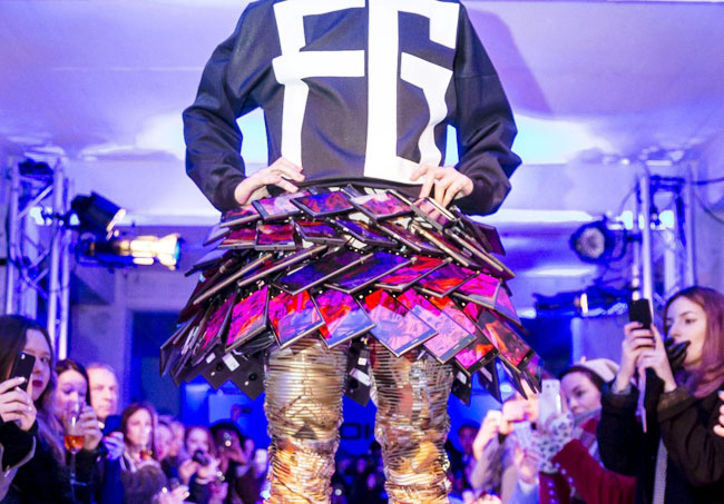 इस स्‍कर्ट में जड़े हैं 80 NOKIA LUMIA स्मार्टफोन