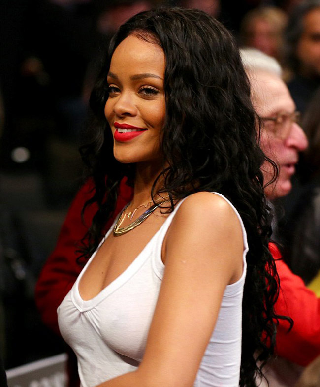 मैगजीन के लिए टॉपलेस हुई रिहाना