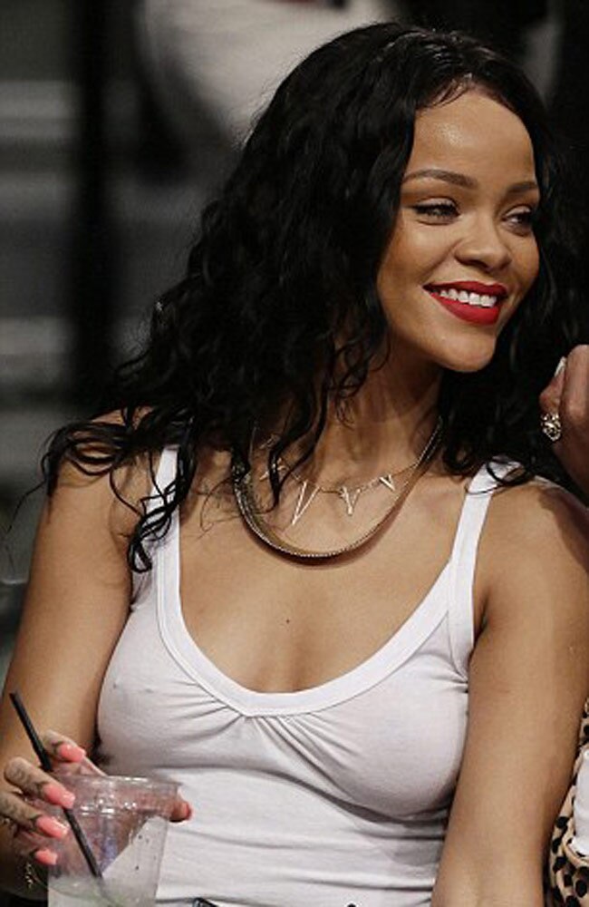 मैगजीन के लिए टॉपलेस हुई रिहाना