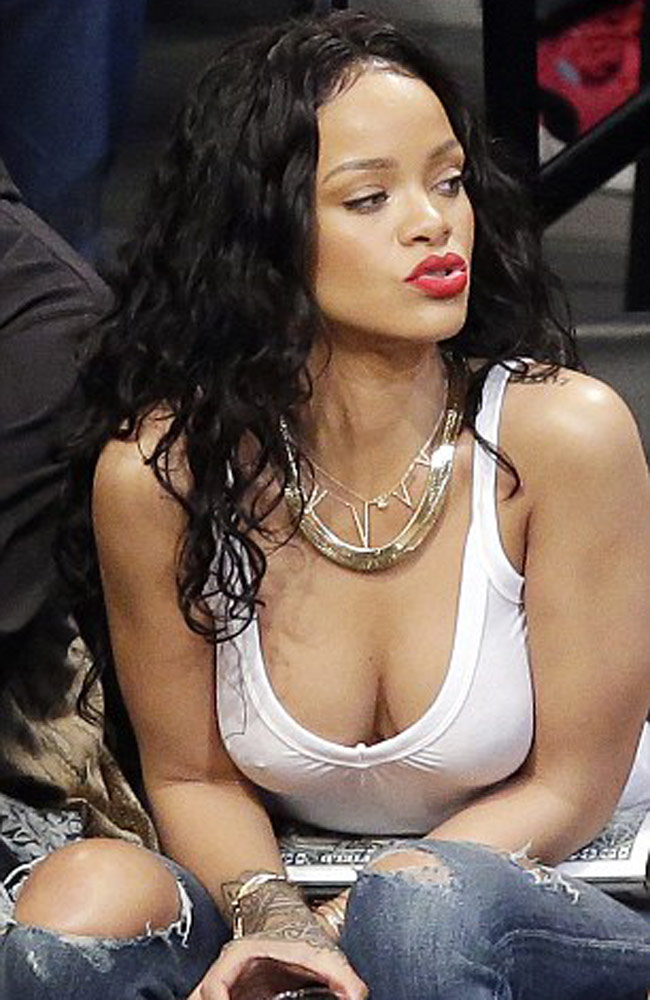 मैगजीन के लिए टॉपलेस हुई रिहाना