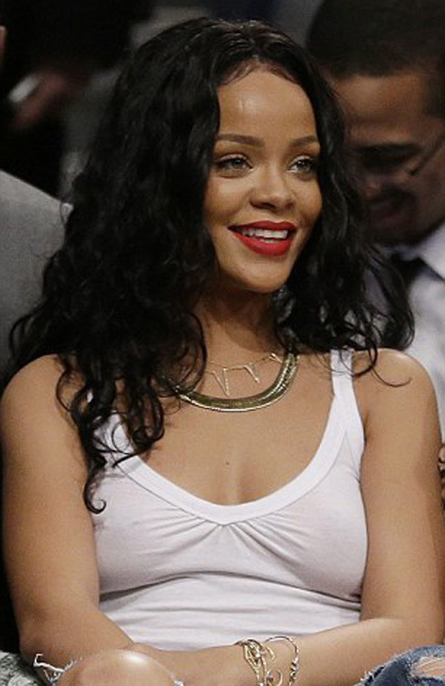 मैगजीन के लिए टॉपलेस हुई रिहाना