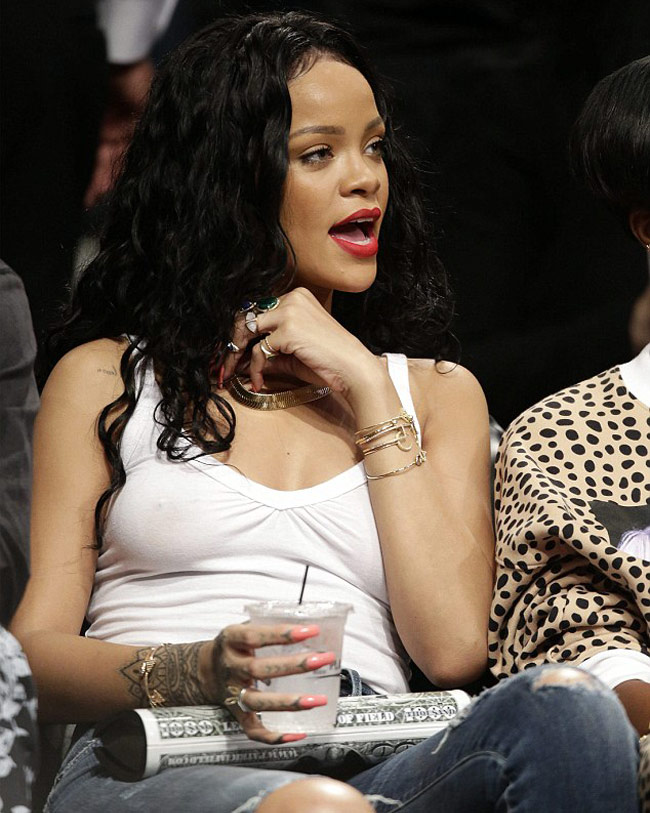 मैगजीन के लिए टॉपलेस हुई रिहाना