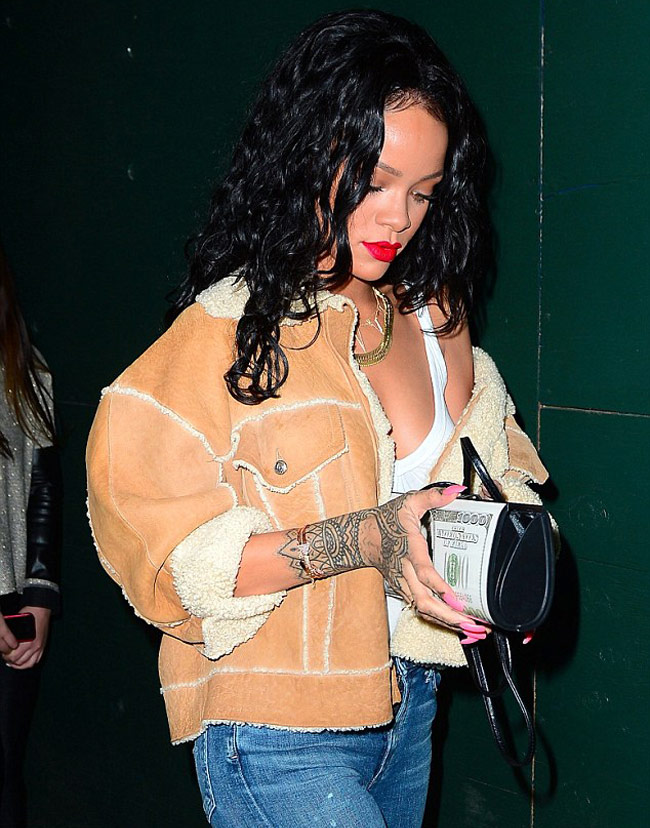 मैगजीन के लिए टॉपलेस हुई रिहाना