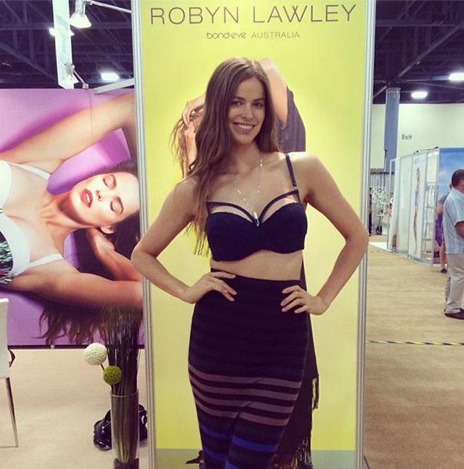 मिलिए अडानी का विरोध करने वाली 'बिकिनी बेब' रॉबिन लॉली से...