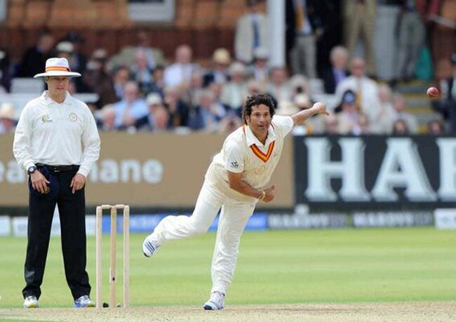 संन्यास के बाद जब तेंदुलकर ने थामा बल्ला और गेंद...