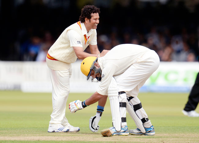 संन्यास के बाद जब तेंदुलकर ने थामा बल्ला और गेंद...