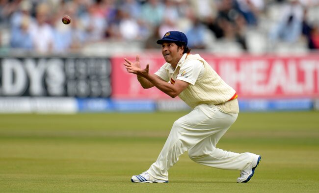 संन्यास के बाद जब तेंदुलकर ने थामा बल्ला और गेंद...