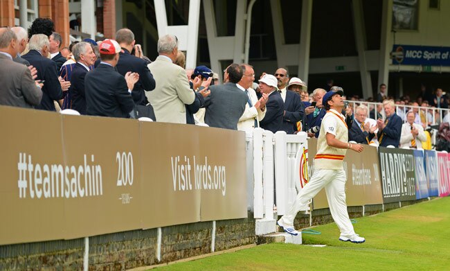 संन्यास के बाद जब तेंदुलकर ने थामा बल्ला और गेंद...