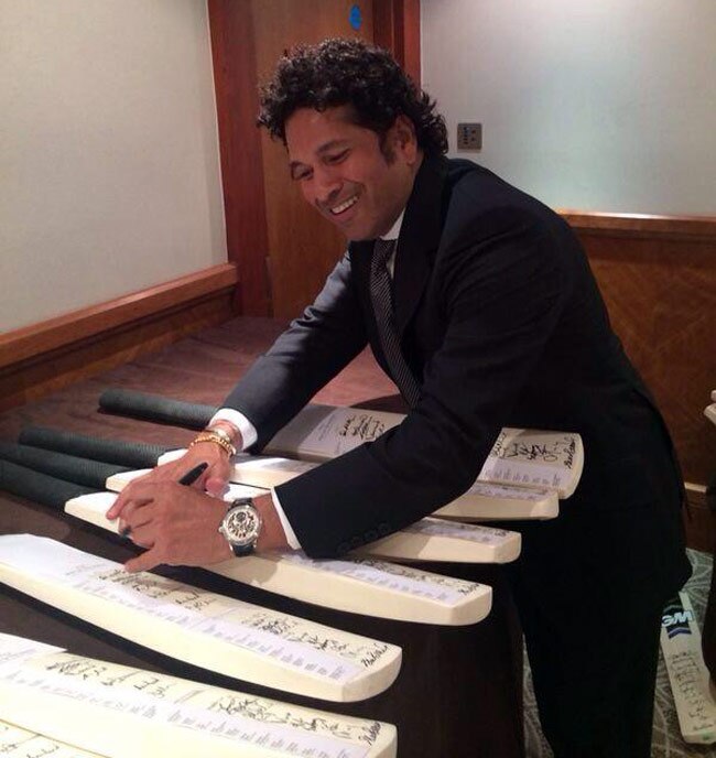 संन्यास के बाद जब तेंदुलकर ने थामा बल्ला और गेंद...