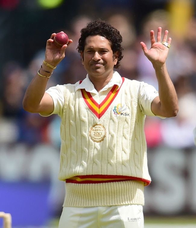 संन्यास के बाद जब तेंदुलकर ने थामा बल्ला और गेंद...