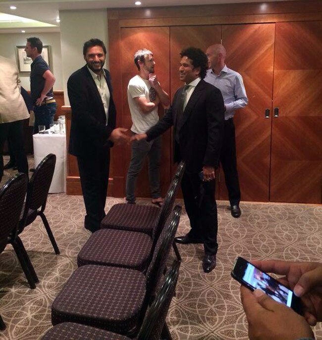 संन्यास के बाद जब तेंदुलकर ने थामा बल्ला और गेंद...