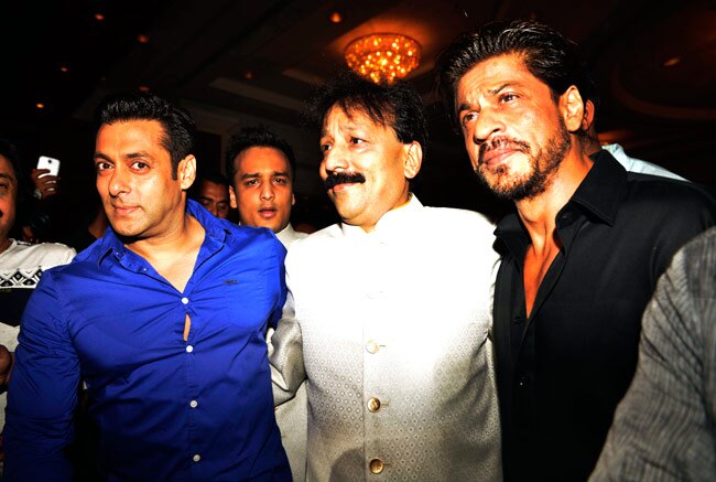 एक बार फिर गिले-शिकवे भुलाकर गले मिले सलमान-शाहरुख