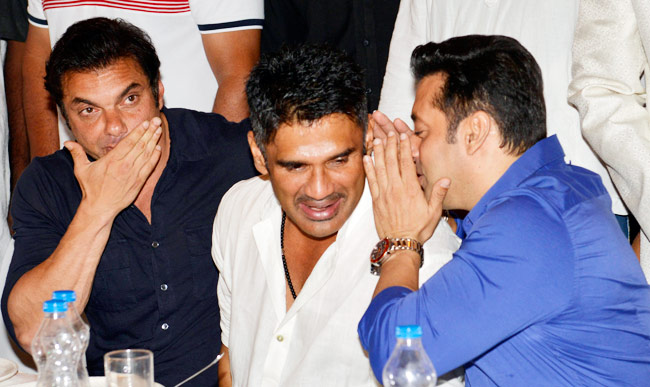 एक बार फिर गिले-शिकवे भुलाकर गले मिले सलमान-शाहरुख