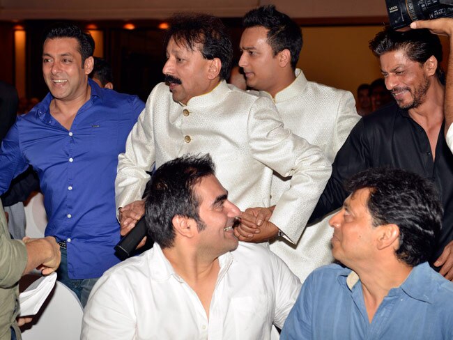 एक बार फिर गिले-शिकवे भुलाकर गले मिले सलमान-शाहरुख