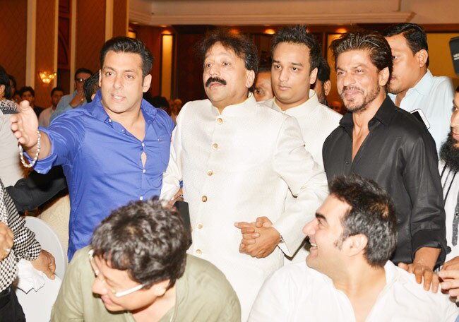 एक बार फिर गिले-शिकवे भुलाकर गले मिले सलमान-शाहरुख