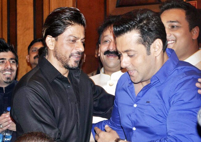 एक बार फिर गिले-शिकवे भुलाकर गले मिले सलमान-शाहरुख