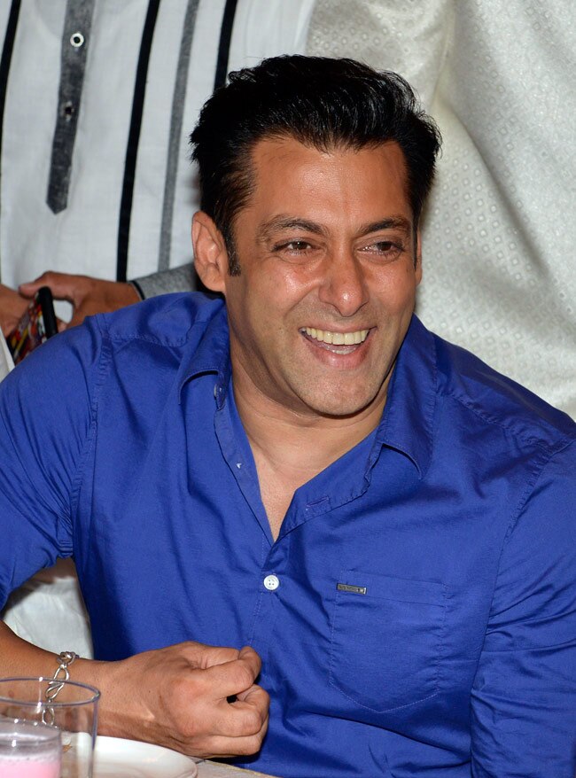 एक बार फिर गिले-शिकवे भुलाकर गले मिले सलमान-शाहरुख