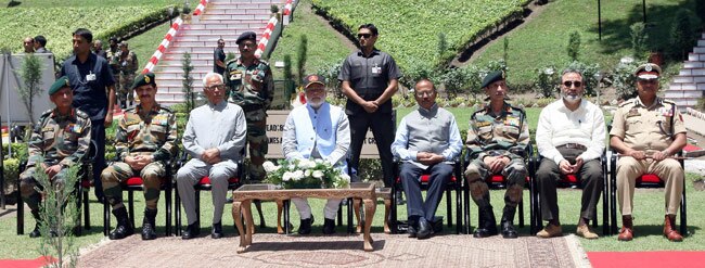 तस्‍वीरों में देखिए, पीएम मोदी की पहली कश्मीर यात्रा