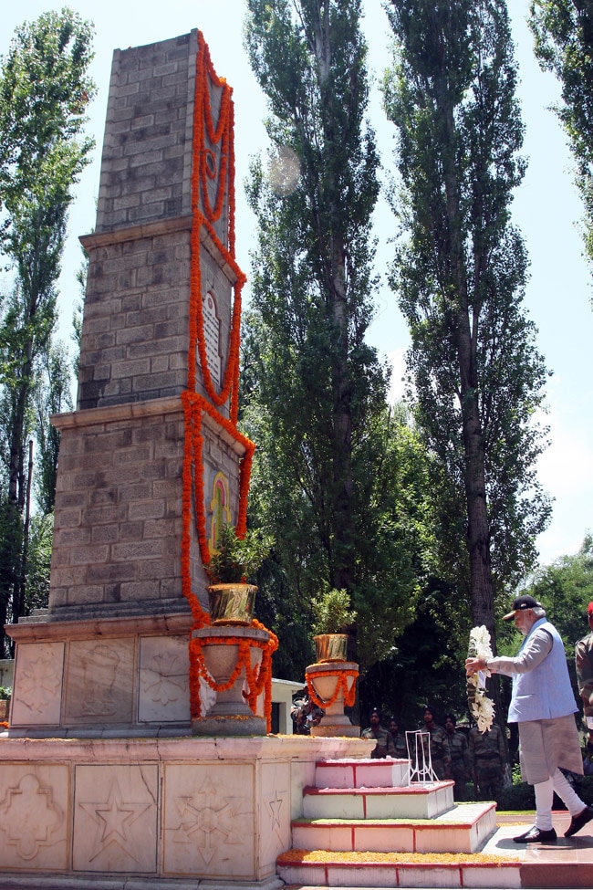 तस्‍वीरों में देखिए, पीएम मोदी की पहली कश्मीर यात्रा