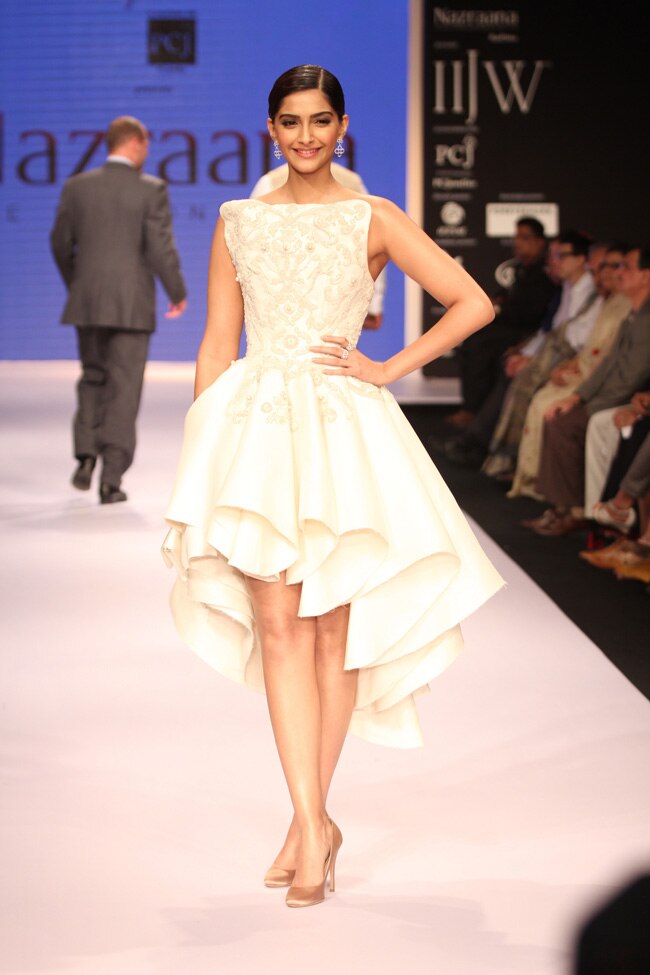 इंडिया इंटरनेशल ज्‍वेलरी वीक में रैंप पर इठलाईं बॉलीवुड की हसीनाएं