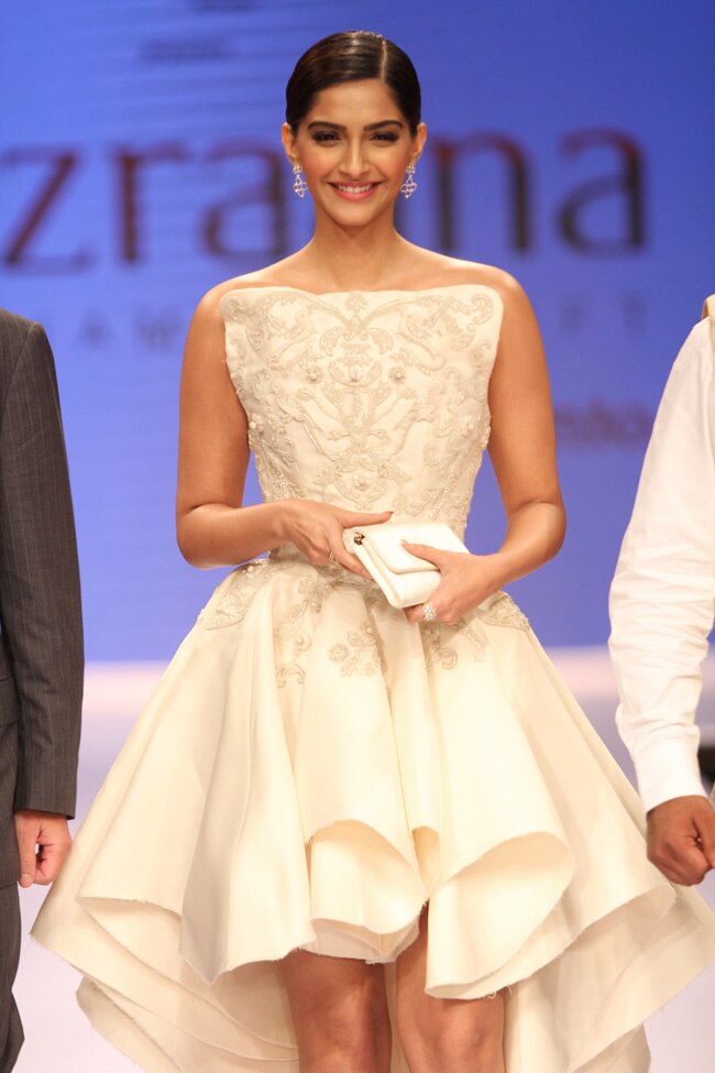 इंडिया इंटरनेशल ज्‍वेलरी वीक में रैंप पर इठलाईं बॉलीवुड की हसीनाएं