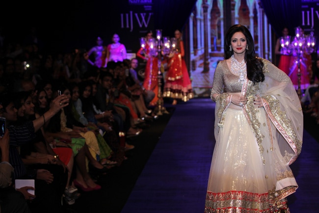 इंडिया इंटरनेशल ज्‍वेलरी वीक में रैंप पर इठलाईं बॉलीवुड की हसीनाएं