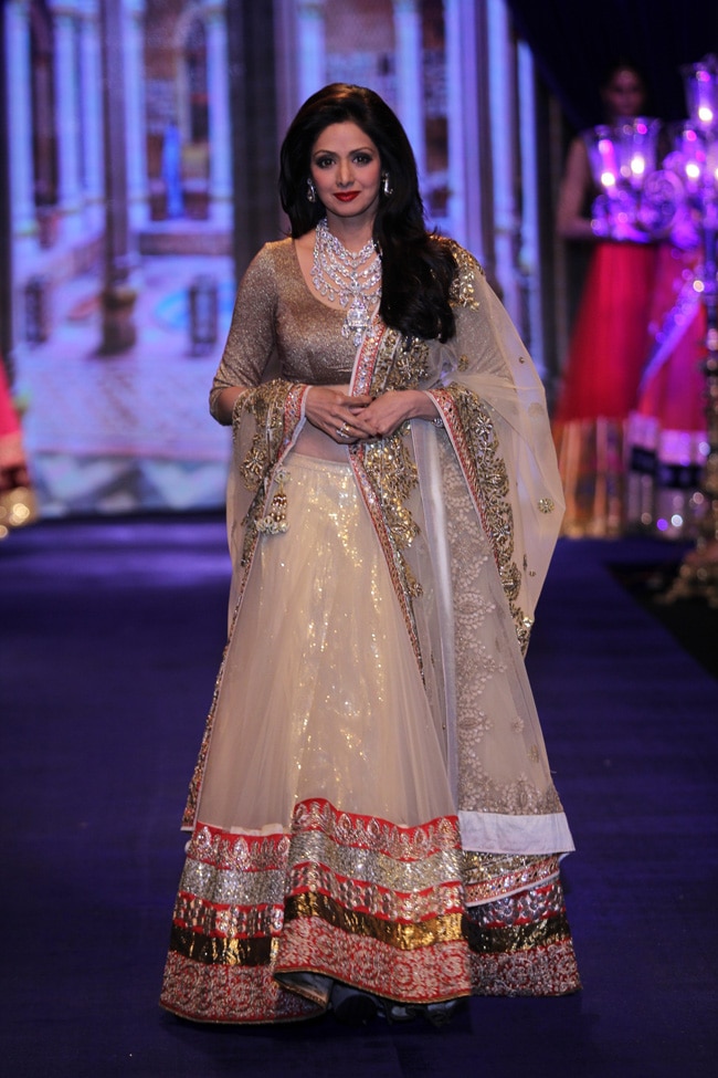 इंडिया इंटरनेशल ज्‍वेलरी वीक में रैंप पर इठलाईं बॉलीवुड की हसीनाएं