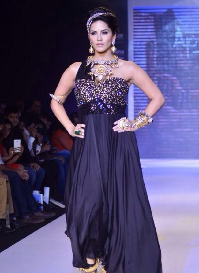 बोल्ड बेबी डॉल सनी लियोन की चुनिंदा तस्वीरें