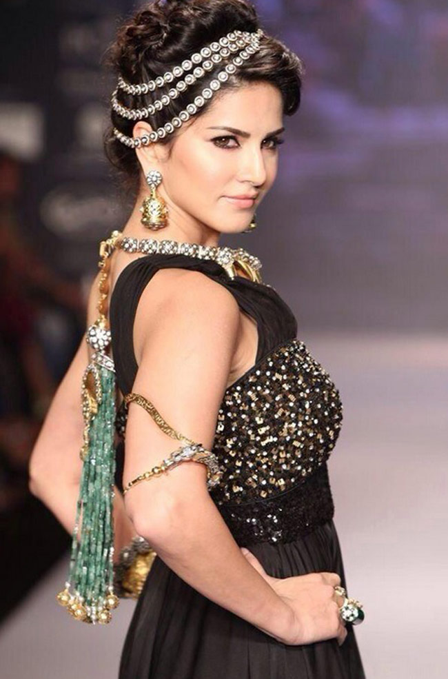 बोल्ड बेबी डॉल सनी लियोन की चुनिंदा तस्वीरें