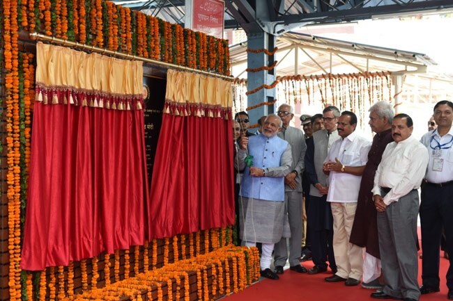 तस्‍वीरों में देखिए, पीएम मोदी की पहली कश्मीर यात्रा