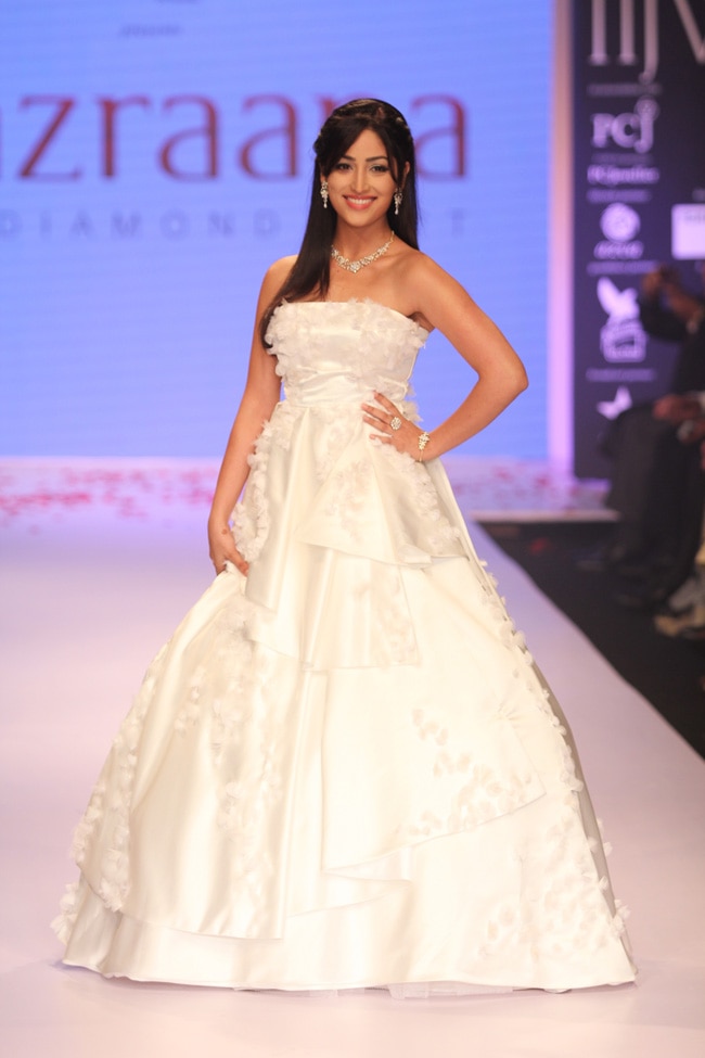 इंडिया इंटरनेशल ज्‍वेलरी वीक में रैंप पर इठलाईं बॉलीवुड की हसीनाएं
