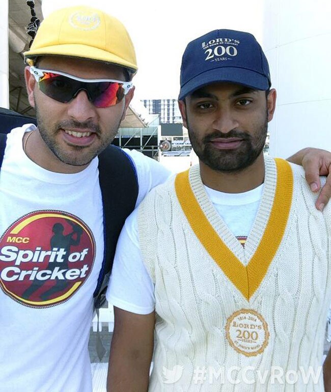 संन्यास के बाद जब तेंदुलकर ने थामा बल्ला और गेंद...