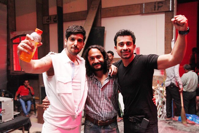 'शराफत गई तेल लेने' फिल्म में 'सेल्फी' पर बना गाना