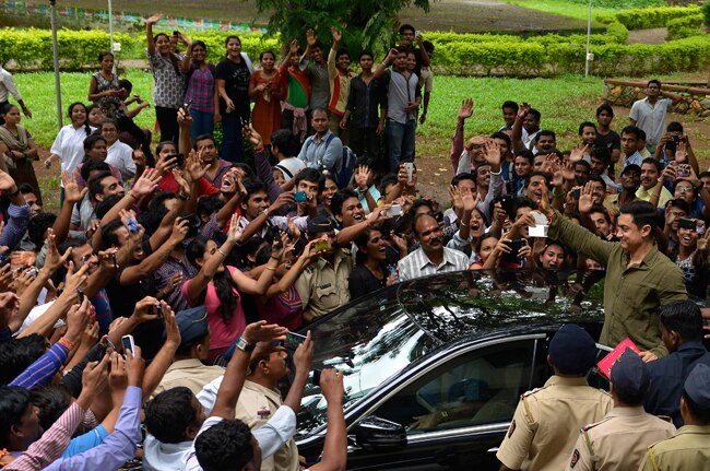 किताब विमोचन पर पहुंचे आमिर खान...