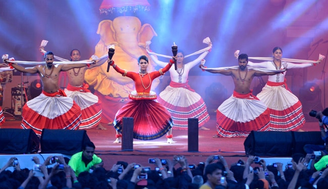 दही हांडी में बॉलीवुड सितारों ने मचाई धूम