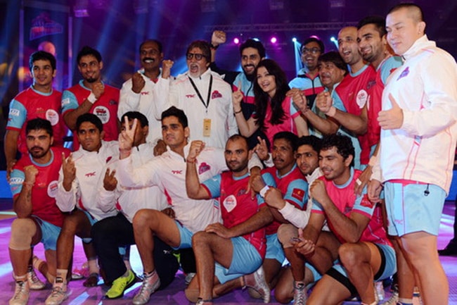 अभिषेक की कबड्डी टीम को चीयर करने पहुंचा बच्चन परिवार