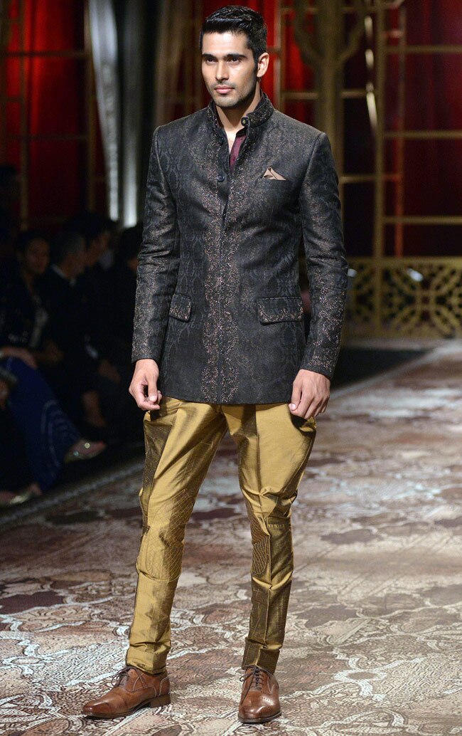 ब्राइडल फैशन वीक में रैंप पर अदिति राव हैदरी का जलवा