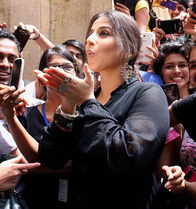 विद्या बालन ने नेत्रहीनों के लिए स्मार्टकेन डिवाइस लॉन्च किया