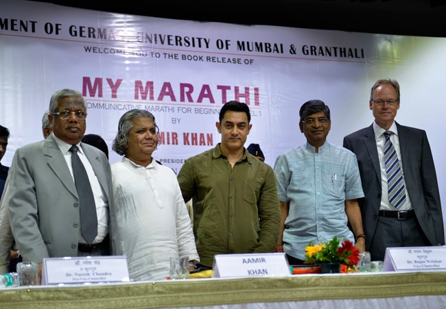 किताब विमोचन पर पहुंचे आमिर खान...