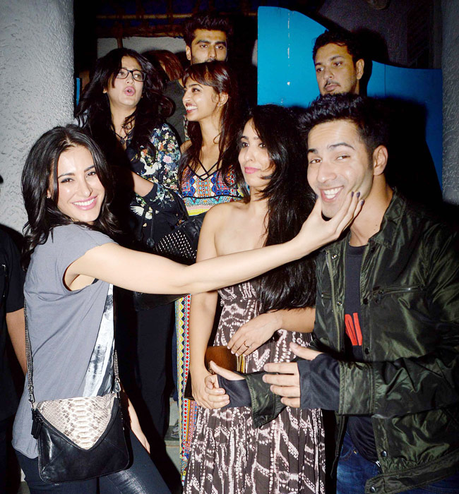 फिल्म 'बादलपुर' की शूटिंग खत्म, सितारों ने की पार्टी